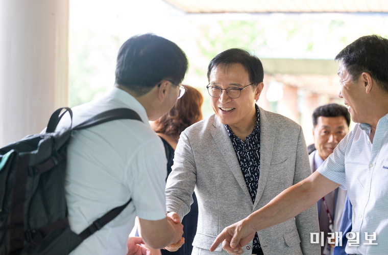 임태희 경기도 교육감이 7일 ‘미래첨단농업학교 조성 학교 방문’ 차 여주자영농업고등학교를 방문, 산학협혁 강화 방안 모색을 위한 간담회를 개최하고 관계자들을 격려하고 있다./사진=경기도교육청 제공