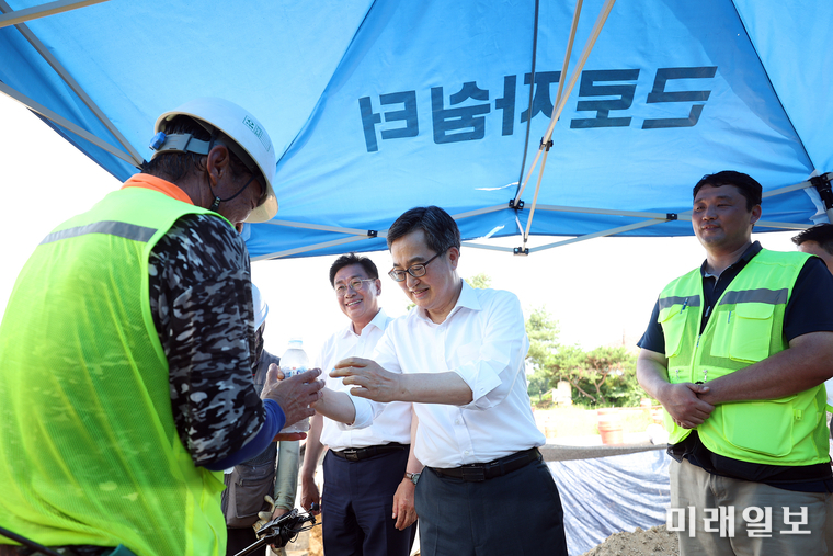 김동연 경기도지사가 8일 오후 경기도 양평군 양서면의 서울~양평고속도로 현장을 방문, 점검 후 브리핑 및 기자회견을 하고 있다./사진=경기도청 제공