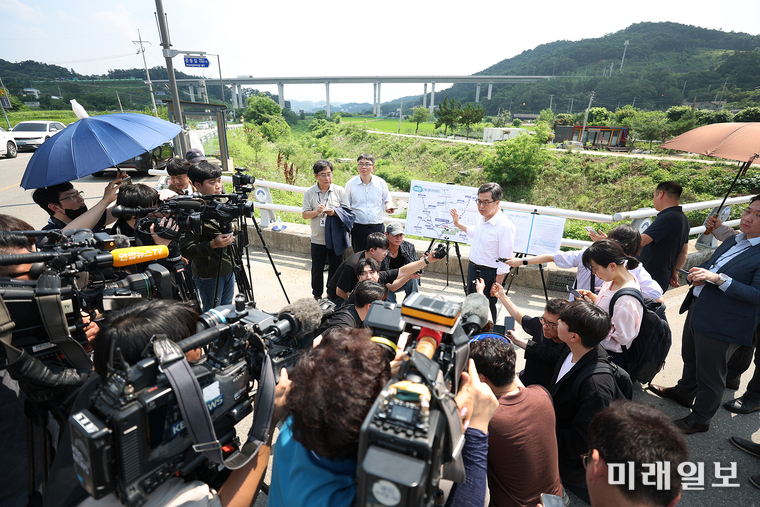 김동연 경기도지사가 8일 오후 경기도 양평군 양서면의 서울~양평고속도로 현장을 방문, 점검 후 브리핑 및 기자회견을 하고 있다./사진=경기도청 제공