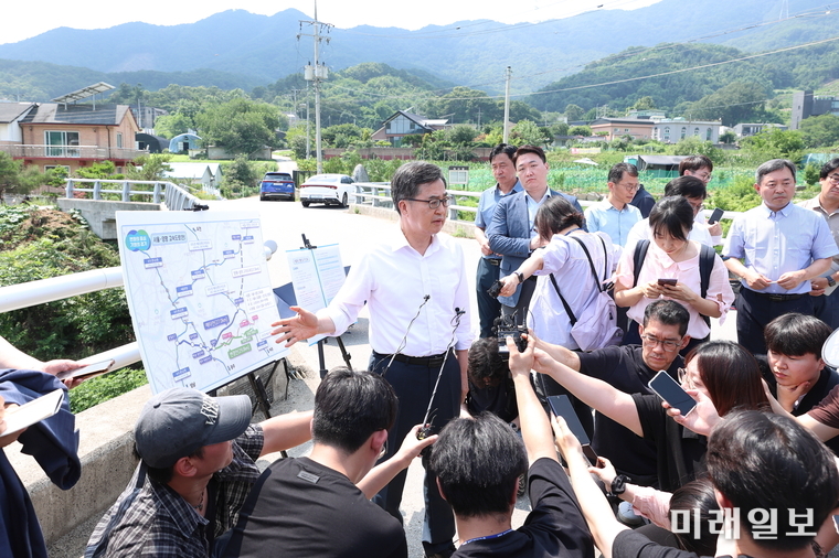 김동연 경기도지사가 8일 오후 경기도 양평군 양서면의 서울~양평고속도로 현장을 방문, 점검 후 브리핑 및 기자회견을 하고 있다./사진=경기도청 제공