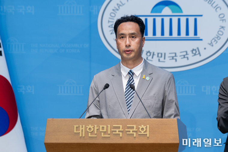 박재희 기본소득당 부산 동래구 지역위원장이 8일 서울 여의도 국회 소통관에서 오는 7월 19일 치러지는 기본소득당 부산시당 위원장 선거 출마 선언 기자회견을 하고 있다./사진=기본소득당