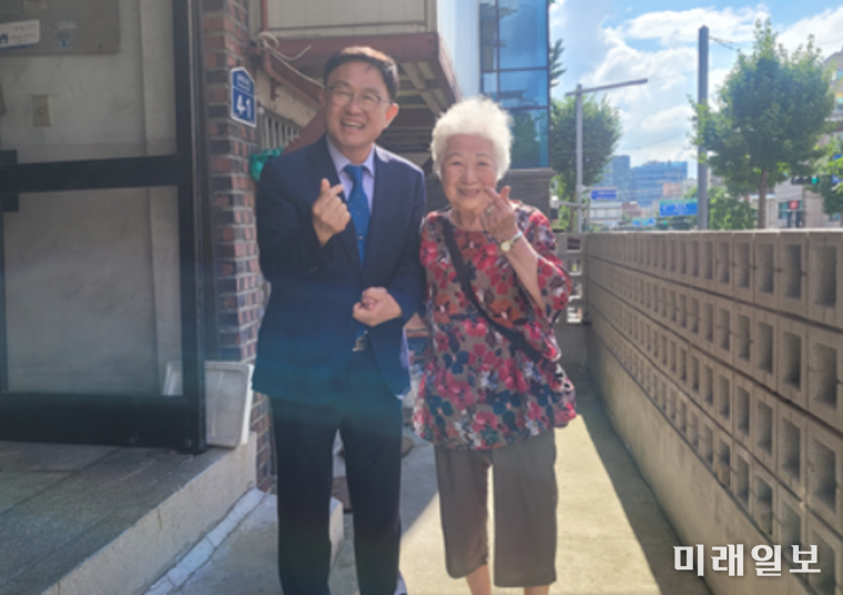 최기찬 서울시 의원이 지난 6월 24일 지역 내 현장 점검 중 서울 금천구 시흥동의 반지하 주택에 거주 중인 88세 최모 할머니를 만나고 있다./사진=최기찬 의원실