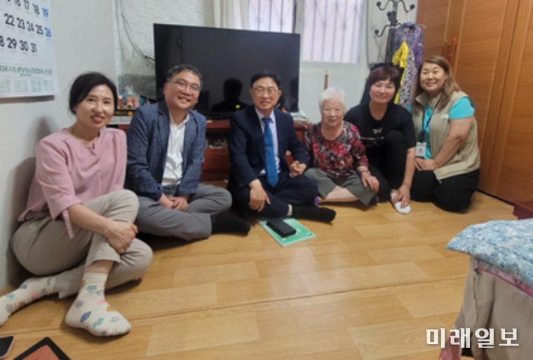 최기찬 서울시 의원이 지난 6월 24일 지역 내 현장 점검 중 서울 금천구 시흥동의 반지하 주택에 거주 중인 88세 최모 할머니 댁을 방문하고 있다./사진=최기찬 의원실