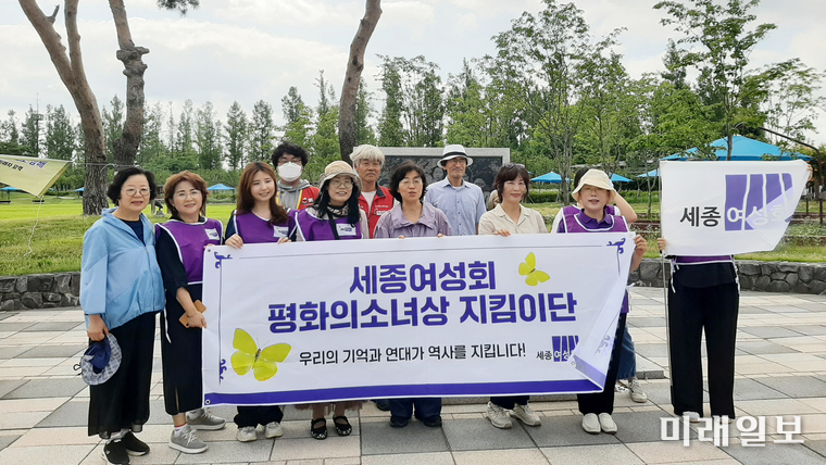 지난 7월 5일 세종호수공원 내 평화의 소녀상 앞에서 열린 '제5회 세종 평화의 소녀상 여름나기' 행사에서 '세종여성회 평화의 소녀상 지킴이단' 회원들이 기념촬영을 하고 있다./사진=박인숙 기자