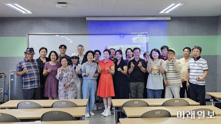 지난 12일 대전시 중구 선화동 대전평생교육진흥원 내 대전시민대학 408호 강의실에서 열린 '시창작 교실 힐링포엠'에서 2025년 3학기 개강 수업을 마치고 참석 수강생들이 단체사진을 촬영하고 있다./사진=힐링포엠 제공