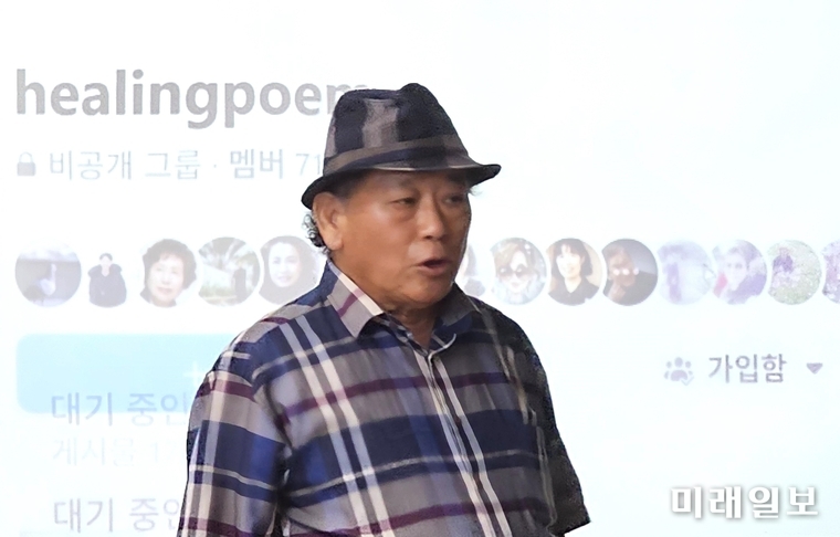 지난 12일 대전시 중구 선화동 대전평생교육진흥원 내 대전시민대학 408호 강의실에서 열린 '시창작 교실 힐링포엠'에서 김명순 회장이 2025년 3학기 개강 수업을 진행하고 있다./사진=힐링포엠 제공