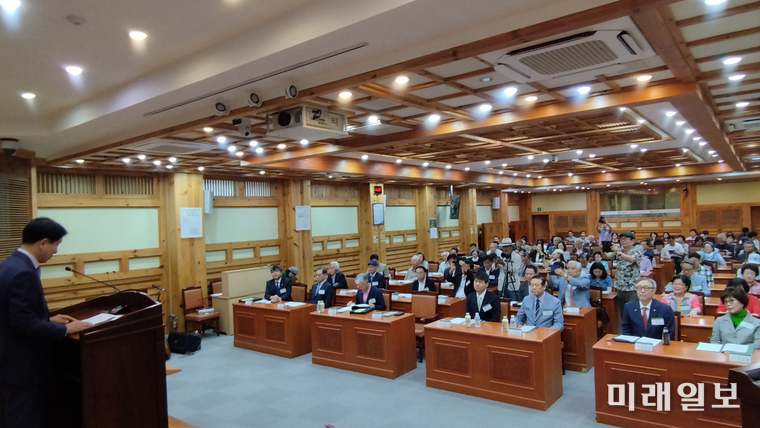 7월15일 서울 동대문구 회기로 국립산림과학원 국제회의실에서 개최된 사단법인 한국산림문학회, 창립 25주년 기념 제4회 '산림문학인의 날' 기념식에서 김선길 이사장이 인사말을 하고 있다./사진=한국산림문학회 제공