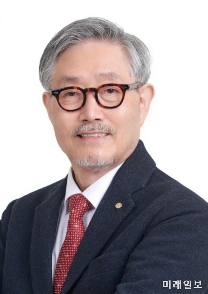 최근 신작 소설집 <인디고블루와 코발트블루, 사라진 개>를 출간한 김호운 한국문인협회 이사장(소설가)./ⓒ미래일보