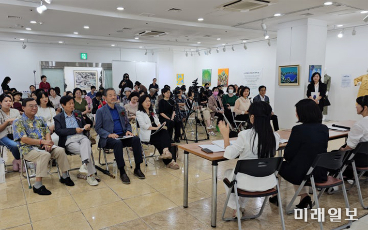 지난 7월 16일부터 22일까지 7일 간 서울 종로구 인사동 한국미술관에서 열린 '2025 북한인권 패션전시회 – 뉴코리안웨이브'에서 17일 오후 '뉴코리안웨이브 토크콘서트'가 개최되고 있다./사진=남북사랑나눔터 제공