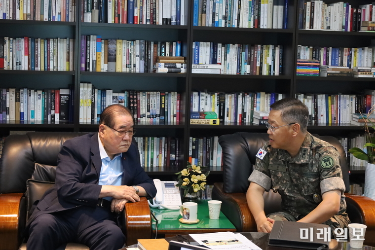 이종찬 광복회 회장(왼쪽)이 22일 서울 영등포구 국회대로 광복회 사무실에서 사과 방문한 소형기 육사교장과 대화하고 있다./사진=광복회 제공
