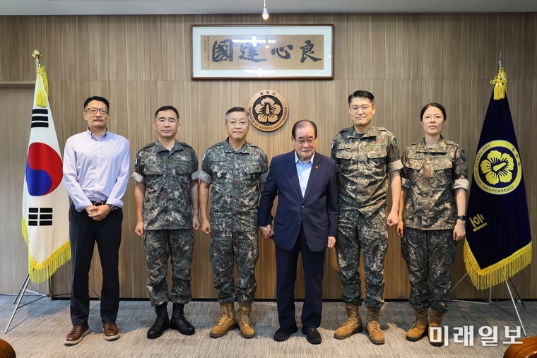 이종찬 광복회 회장(왼쪽에서 네 번째)이 22일 서울 영등포구 국회대로 광복회 사무실에서 광복회를 사과 방문한 소형기 육사교장을 비롯한 육사 관계자들을 맞이해서 기념촬영을 하고 있다./사진=광복회 제공