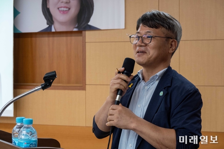 김철호 기본소득당 전북도당 창당준비위원회 신임 창준위원장이 지난 21일 오후 7시 전북도의회 의원총회의실에서 용혜인 대표의 '기본소득에 대한 시민강연회'에 참석 발언하고 있다./ⓒ미래일보