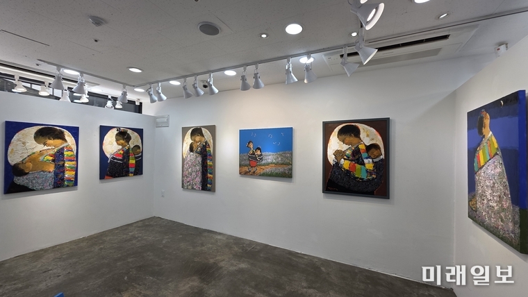 7월 23일부터 29일까지 서울 인사동 갤러리 두두에서 개최되는 김만식 초대전 '색동아리랑' 전시장 전경./사진=장건섭 기자
