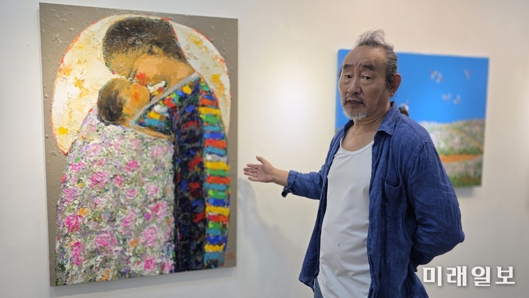 김만식 작가가 22일 오후, 7월 23일부터 29일까지 서울 인사동 갤러리 두두에서 개최되는 김만식 초대전 '색동아리랑'에서 전시를 준비하며 작품에 대해 설명하고 있다./사진=장건섭 기자