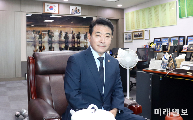 박정 더불어민주당 의원이 지난 29일 서울 여의도 국회에서 본지와 <오늘경제>와 가진 공동 인터뷰에서 취재진의 질의에 답변하고 있다./사진=이연종 기자