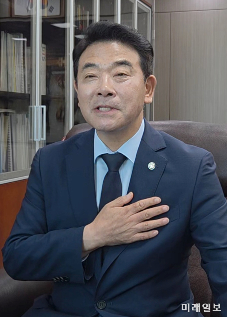 박정 더불어민주당 의원이 지난 29일 서울 여의도 국회에서 본지와 <오늘경제>와 가진 공동 인터뷰에서 취재진의 질의에 답변하고 있다./사진=이연종 기자