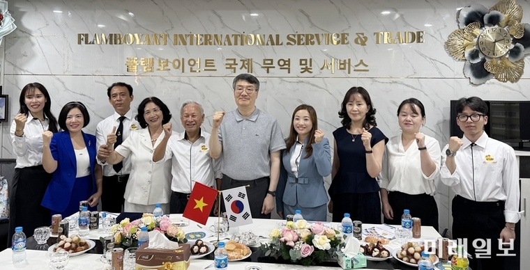 박상철 호남대학교 총장(왼쪽에서 여섯 번째)이 29일, 베트남 하이퐁에 위치한 플램보이언트 유학원을 방문, 관계자 등과 기념촬영을 하고 있다./사진=호남대학교 제공