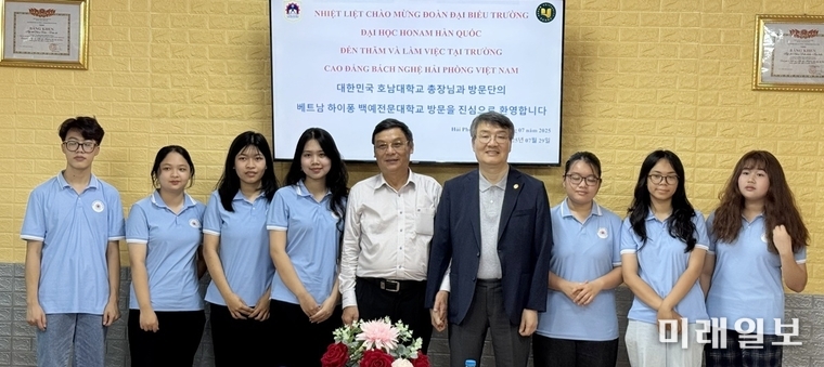 박상철 호남대학교 총장(왼쪽에서 여섯 번째)이 29일, 베트남 하이퐁에 위치한 백예전문대학(Bach Nghe College)를 방문, 부둑랍(Vu Duc Lap) 백예전문대학 총장(왼쪽에서 다섯 번째)과 교육 및 문화 교류 활성화를 위한 업무협약(MOU)을 체결하고 현지 학생들과 기념촬영을 하고 있다./사진=호남대학교 제공
