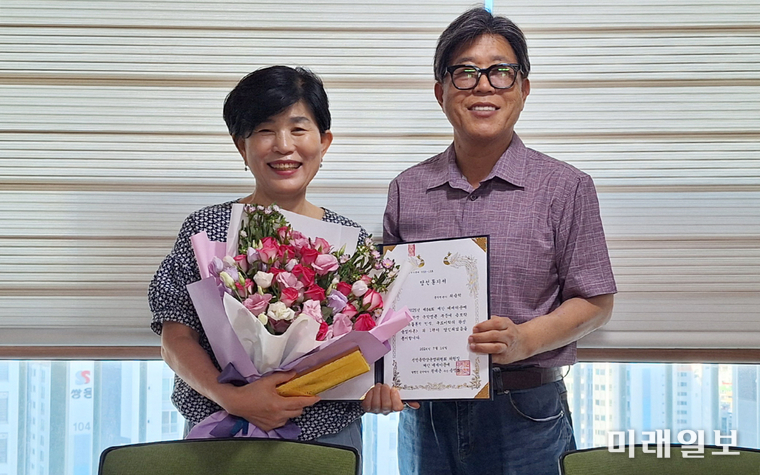 <에세이문예> 제84회를 통해 '문학평론' 부문 신인상에 당선된 최순덕 수필가(왼쪽)가 권대근 문학평론가(심사위원장)로부터 당선증 수여 받고 기념촬영을 하고 있다./사진=에세이문예 제공
