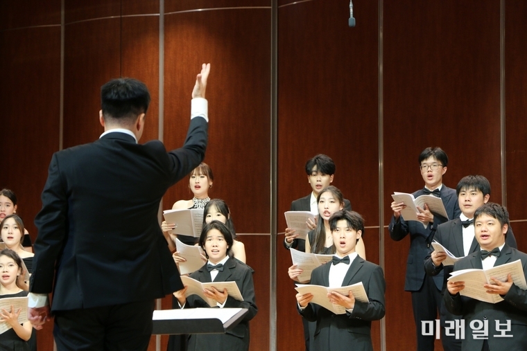 남원시립청소년합창단과 중국남경전매대학합창단이 함께하는 '한·중문화교류연주회'가 지난 1일 오후 7시, 남원 춘향문화예술회관 대공연장에서 열리고 있다./사진=전북중국인협회 제공