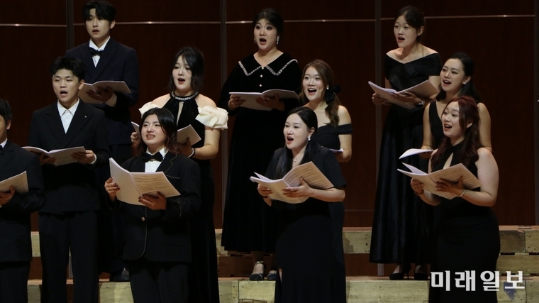 남원시립청소년합창단과 중국남경전매대학합창단이 함께하는 '한·중문화교류연주회'가 지난 1일 오후 7시, 남원 춘향문화예술회관 대공연장에서 열리고 있다./사진=전북중국인협회 제공