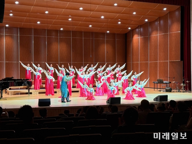 남원시립청소년합창단과 중국남경전매대학합창단이 함께하는 '한·중문화교류연주회'가 지난 1일 오후 7시, 남원 춘향문화예술회관 대공연장에서 열리고 있다./사진=전북중국인협회 제공