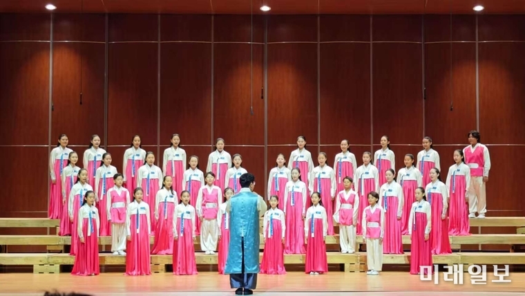 남원시립청소년합창단과 중국남경전매대학합창단이 함께하는 '한·중문화교류연주회'가 지난 1일 오후 7시, 남원 춘향문화예술회관 대공연장에서 열리고 있다./사진=전북중국인협회 제공