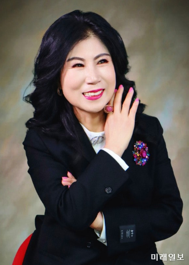 오는 8월 6일(수) 오후 5시, 수원시 팔달구 행궁로에 위치한 시집 전문 독립서점 '산아래 詩 다시공방'에서 북토그를 여는 오순옥 시인./사진=산아래 詩 다시공방 제공