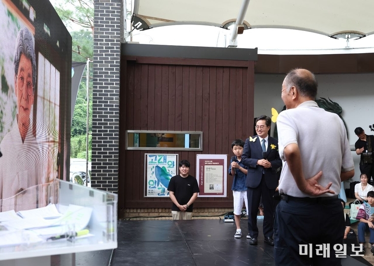 김동연 도지사가 9일 광주시 나눔의 집에서 열린 '기림의 날' 기념식에서 AI로 복원한 (故) 김순덕 할머니와 대화를 나누고 있다./사진=경기도청 제공