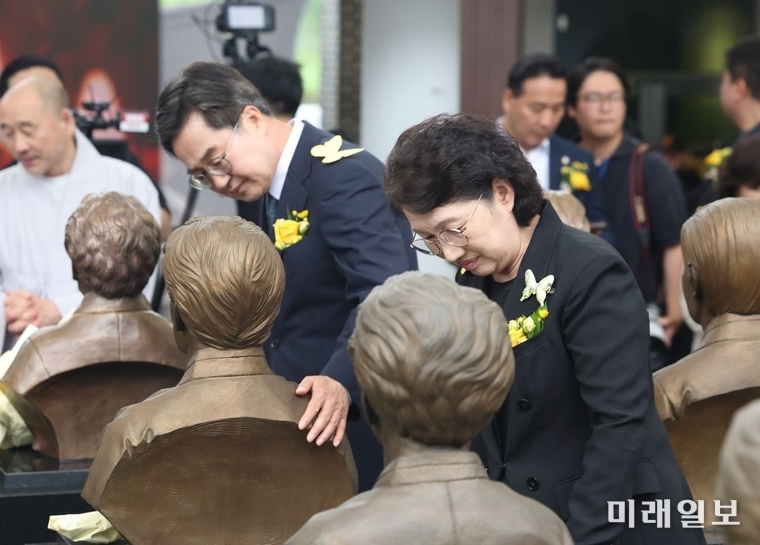 김동연 도지사가 9일 광주시 나눔의 집에서 열린 '기림의 날' 기념식에서 위안부 할머니들의 흉상을 살펴보고 있다./사진=경기도청 제공