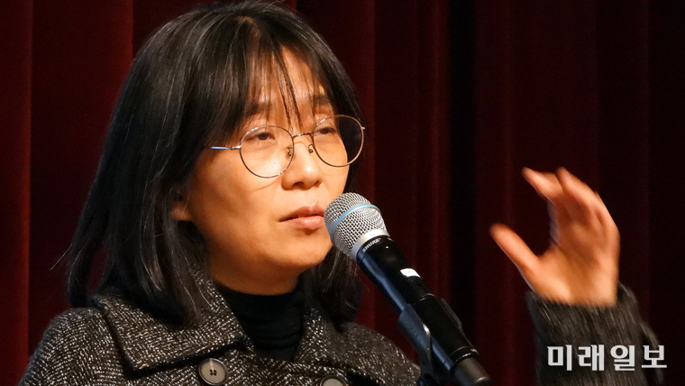 2024년 노벨문학상의 영예를 안은 소설가 한강이 지난 2023년 11월 15일 오전 광주광역시 김대중컨벤션센터에서 열린 '제9회 세계 한글 작가대회'에서 강연을 하고 있다. 한강은 노벨문학상 수상자 중에서는 최초의 한국인이다./사진=장건섭 기자
