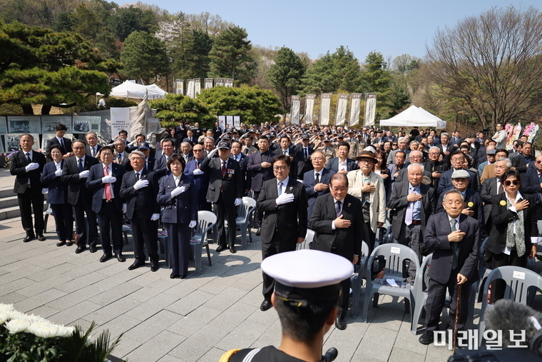 광복회를 비롯한 보훈공법단체가 주최하고 국가보훈부가 후원한 '광복80주년 대한민국임시정부 수립 보훈단체 합동기념식'이 지난 4월 11일 오후, 국립서울현충원 임시정부요인기념비 앞에서 개최되고 있다./사진=광복회 제공