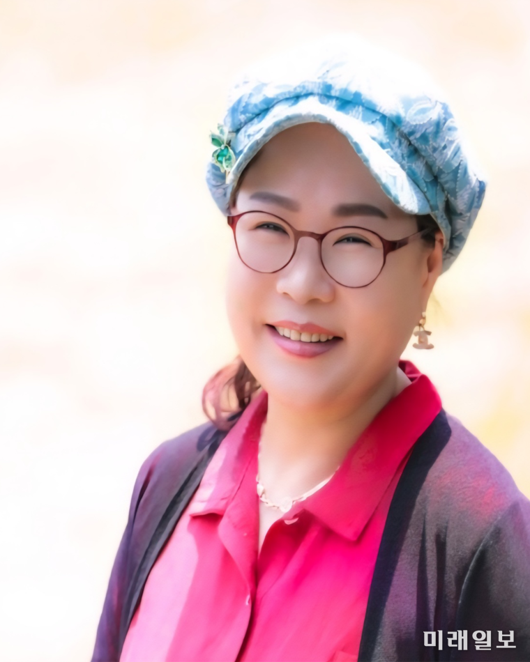 첫 시집 <느낌표와 쉼표 사이>를 펴낸 김인덕 시인./ⓒ미래일보