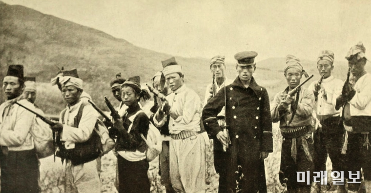 1908년 영국인 기자 메켄지가 간행한 <대한제국의 비극(The Tragedy of Korea)>의 206쪽, 양평일대에서 만난 의병./사진출처=퍼블릭 도메인