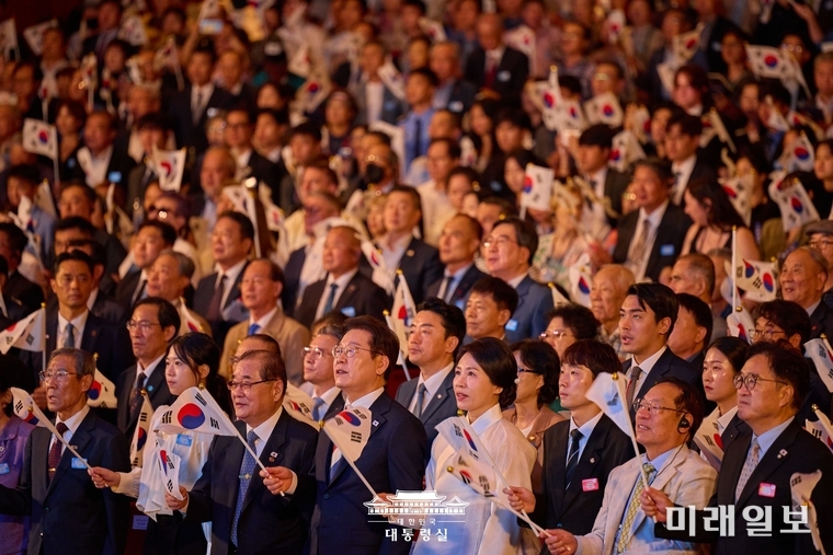 이재명 대통령과 김혜경 여사가 참석자들과 함께 지난 15일 서울 세종문화회관에서 열린 80주년 광복절 경축식에서 만세 삼창을 하고 있다. /사진=대통령실 제공