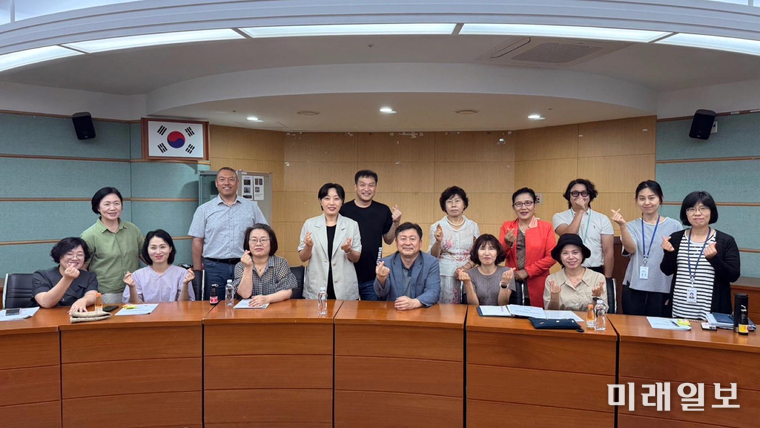 전북도민인권지킴이단의 2025년 하반기 전주 간담회가 19일 개최된 가운데 조대중 단장을 비롯한 주춘매 전북중국인협회 회장 등 참석자들이 기념촬영을 하고 있다./사진=전북중국인협회 제공