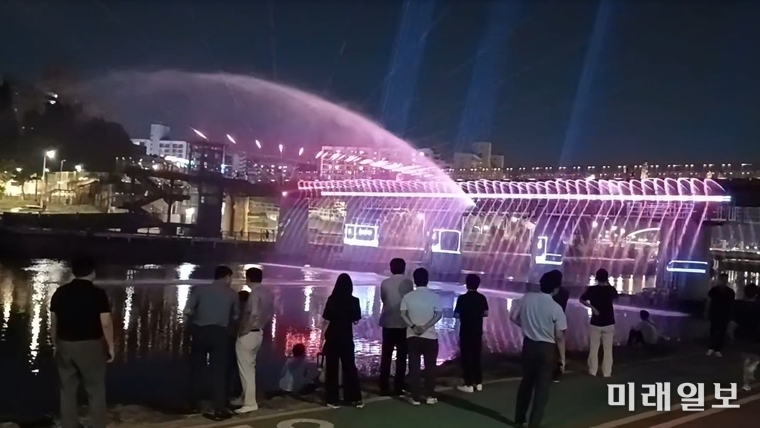 서울 노원구 경춘철교 상부에 전국 최초의 교량형 음악분수가 조성돼 있다./사진=봉양순 의원실