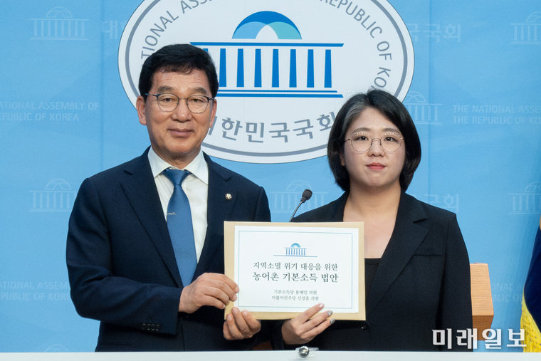 신정훈 더불어민주당 의원과 용혜인 기본소득당 의원이 26일 오후, 서울 여의도 국회 소통관에서 '농어촌기본소득법'을 공동 대표발의하고 기자회견을 개최하고 있다./사진=신정훈 의원실