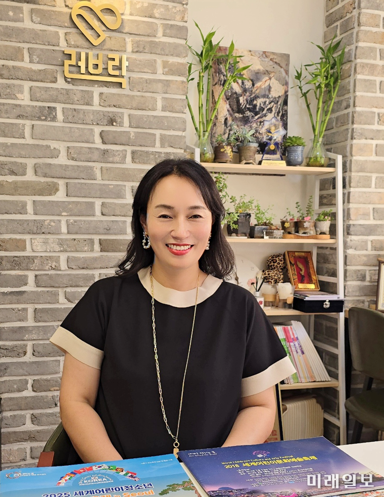 문화예술 플랫폼 '러브락'를 이끌고 있는 김지연 러브락 대표가 24일 오후, 서울 동작구 사당동 러브락 1층에서 본지와 인터뷰를 하고 있다./사진=이연종 기자