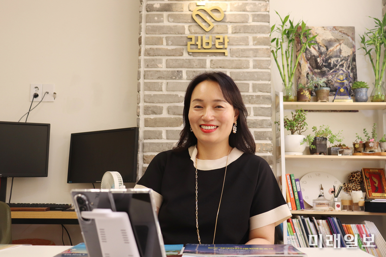 문화예술 플랫폼 '러브락'를 이끄는 김지연 러브락 대표가 지난 24일, 서울 동작구 사당동 러브락 1층에서 본지와 인터뷰를 하고 있다./사진=이연종 기자
