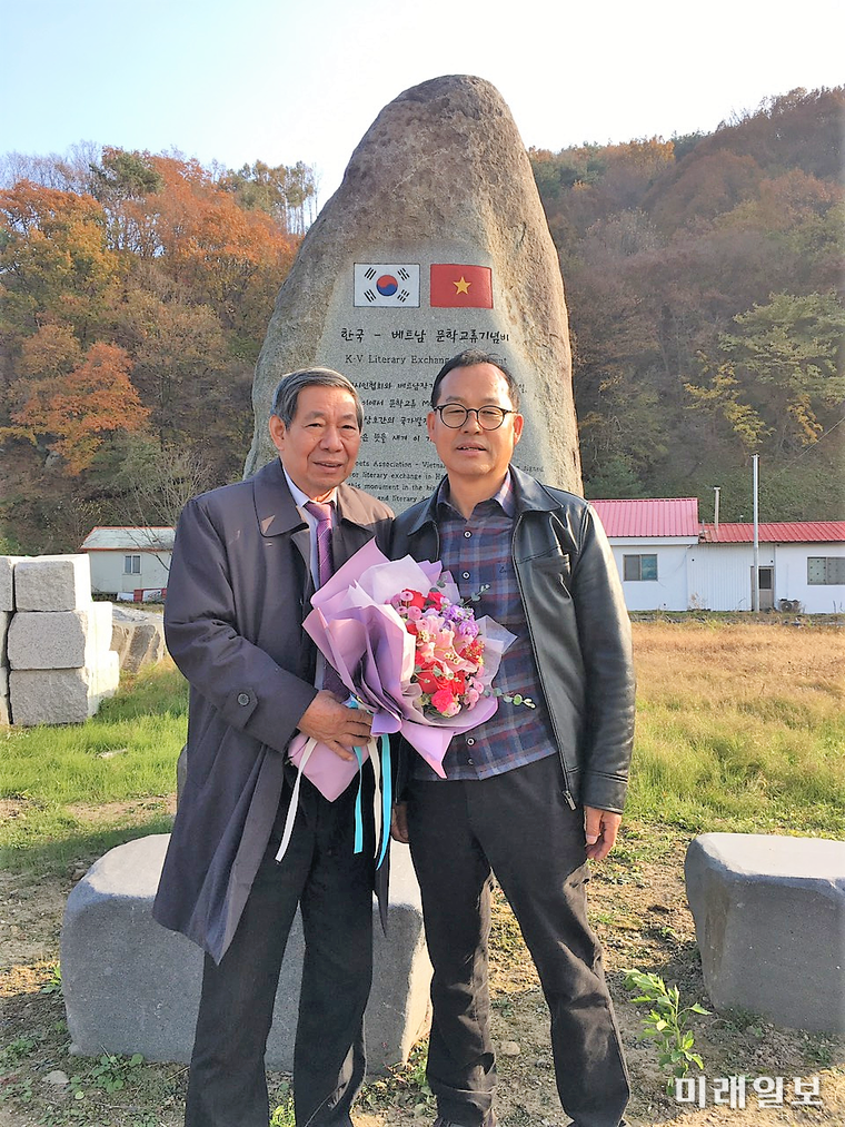 김유제 시인(오른 쪽)이 지난 2022년 11월 6일 오후 충남 보령시 미산면 봉성리 '지석공예예술원'을 방문한 레땅환(Lê Đăng Hoan) 베트남작가협회 번역문학위원회의 한국어 번역가를 맞이하여 '한국-베트남 문학교류 기념비' 앞에서 기념촬영을 하고 있다./사진=장건섭 기자