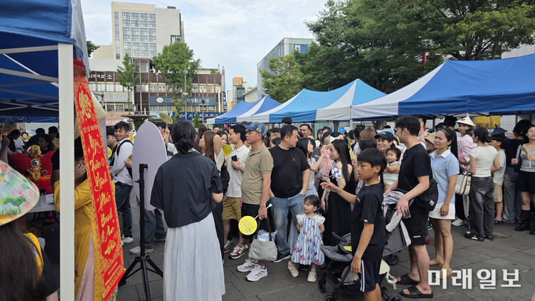 8월 31일 오후, 전북 전주시 완산구 고사동 오거리문화광장에서 개최된 전북베트남인회가 주최한 '2025 전북베트남문화의 날' 행사에서 식전 행사가 진행되고 있다./사진=장건섭 기자