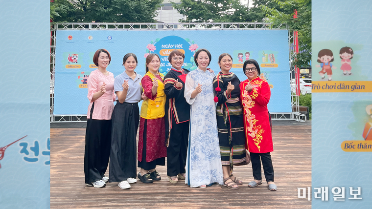 8월 31일 오후, 전북 전주시 완산구 고사동 오거리문화광장에서 개최된 전북베트남인회가 주최한 '2025 전북베트남문화의 날' 행사에서 김지연 전북베트남인회 회장이 하이디 전북필리핀인협회 회장(왼쪽부터 네 번째) 등 운영위원들과 기념촬영을 하고 있다./사진=전북베트남인회 제공