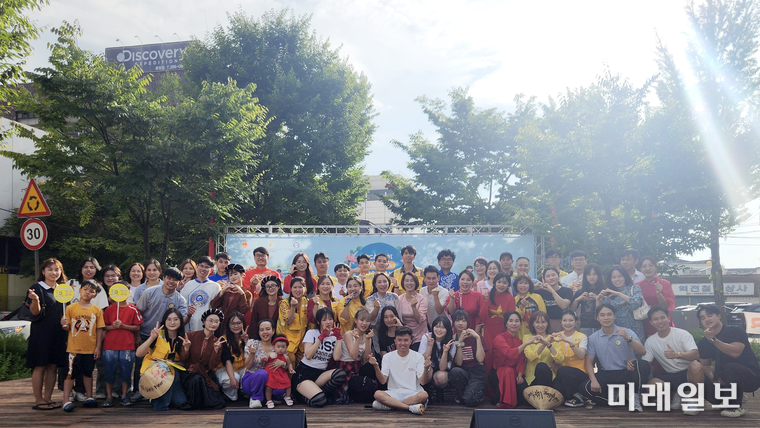 8월 31일 오후, 전북 전주시 완산구 고사동 오거리문화광장에서 개최된 전북베트남인회가 주최한 '2025 전북베트남문화의 날' 행사에서 참석 교민들이 식전 기념촬영을 하고 있다./사진=전북베트남인회 제공