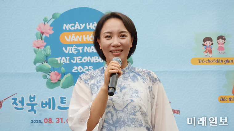 8월 31일 오후, 전북 전주시 완산구 고사동 오거리문화광장에서 개최된 전북베트남인회가 주최한 '2025 전북베트남문화의 날' 행사에서 김지연 전북베트남인회 회장이 환영사를 하고 있다./사진=장건섭 기자