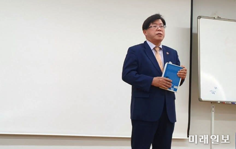 수필가 권대근 대신대학원대학교 교수가 사단법인 한국문인협회에서 운영하고 있는 평생교육원에서 수필을 강의 하고 있다./ⓒ미래일보