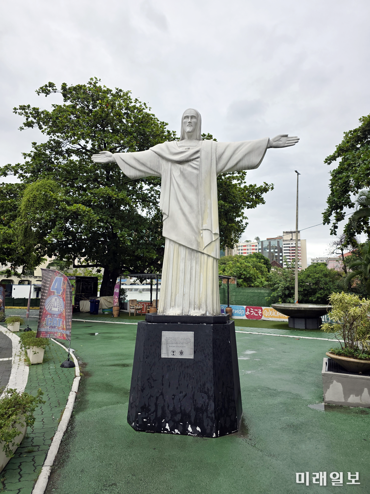 브라질 리우데자네이루 메트로폴리탄 대성당(Metropolitan Cathedral)’ 앞의 예수상 모습./사진=김민정 시인 제공