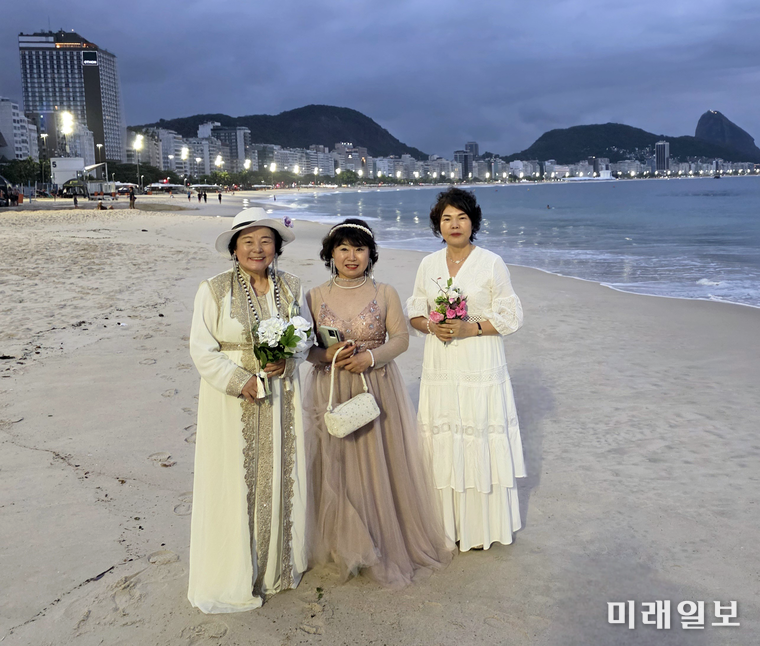 브라질 리우데자네이루에서도 제일 유명하다는 세계적인 휴양지 코바카바나 해변에서 (왼쪽부터) 김민정 시인, 권남희 수필가, 성갑숙 시인이 웨딩드레스를 입고 기념촬영을 하고 있다./사진=김민정 시인 제공