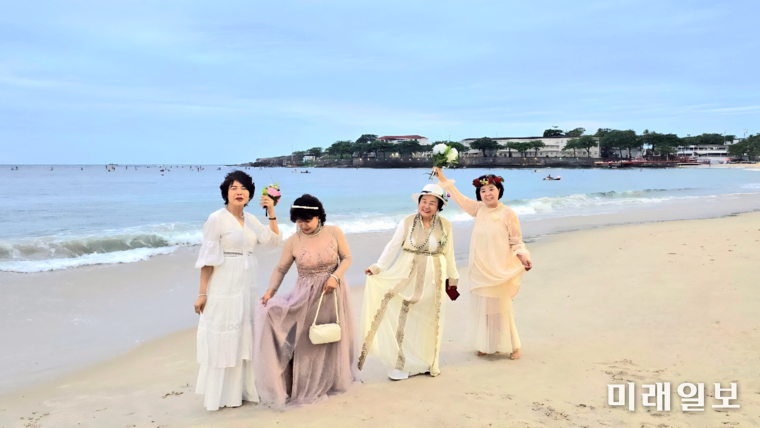 브라질 리우데자네이루에서도 제일 유명하다는 세계적인 휴양지 코바카바나 해변에서 (왼쪽부터) 성갑숙 시인, 권남희 수필가, 김민정 시인, 박경희 시인이 웨딩드레스를 입고 신부놀이를 하고 있다./사진=김민정 시인 제공