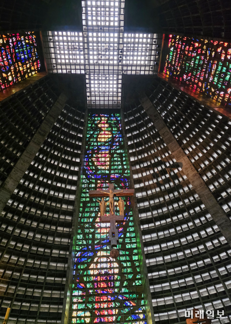 브라질 리우데자네이루 메트로폴리탄 대성당(Metropolitan Cathedral)’ 내부 모습. 현대식 건물로 탄생된 리우데자네이루 메트로폴리탄 대성당은 높이 75m로 노출 콘코리트와 자연광을 이용한 건축앙식이 아름다운 게 특징이다./사진=김민정 시인 제공